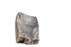 macro minéral pierre silex dans le Roche sur une blanc Contexte photo