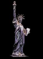 une statue de liberté est montré dans argent photo