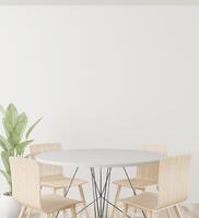 un ensemble de tables et de chaises dans la chambre avec un vase à fleurs. photo