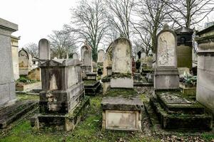 une cimetière avec beaucoup vieux pierres tombales photo