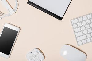 table de bureau blanche avec beaucoup de choses dessus photo