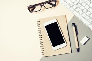 table de bureau blanche avec beaucoup de choses dessus photo