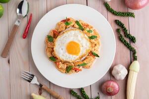 pâte de chili sautée avec du poulet et des œufs au plat de riz photo