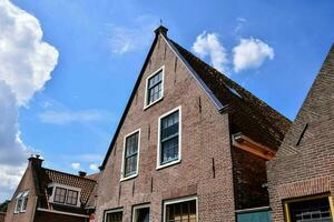 une maison avec une bleu ciel et des nuages dans le Contexte photo