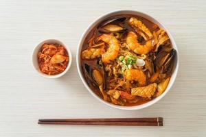 jjamppong - soupe coréenne de nouilles aux fruits de mer photo