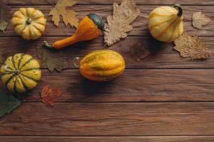 citrouilles, feuilles séchées sur la vue de dessus de fond en bois blanc. automne. photo