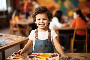 une image de portrait de mignonne peu garçon montrant sa mains peint dans brillant couleurs ouvrages d'art et artiste table génératif ai photo