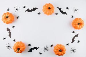 produire des citrouilles, des feuilles d'automne sur une table en bois photo