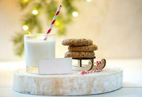 agréable Noël tradition Lait pour Père Noël. lait, biscuits sur Père Noël traîneau, vide Remarque sur en bois supporter photo