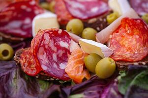 saucisse et fromage sur salade feuilles avec Olives. photo de nourriture, déjeuner.