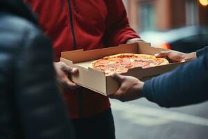 fermer de livraison homme donnant Pizza à femme dans ville rue, homme livraison Pizza à une client, Haut section tondu, ai généré photo