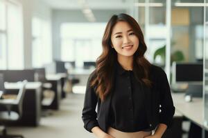 attrayant asiatique femme d'affaires PDG sur de soi et permanent de face de moderne bureau, ai généré photo