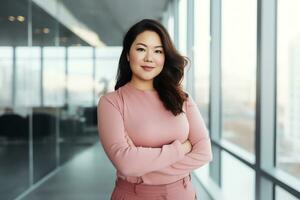 plus Taille directeur asiatique femme d'affaires PDG sur de soi et permanent de face de moderne bureau, ai généré photo