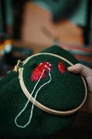 broderie à la main de la fille avec un chapeau de champignon dans un cerceau photo