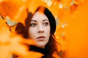 portrait romantique d'automne d'une femme rousse photo