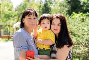 portrait multi génération de grand-mère avec fille et petite-fille photo