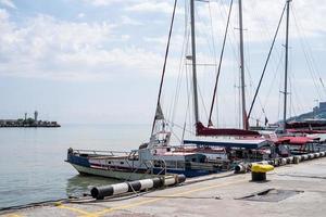 remblai et yachts club sur la côte de la mer noire de yalta photo