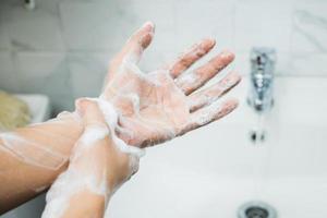 gros plan des mains masculines se lavant les mains avec du savon. photo