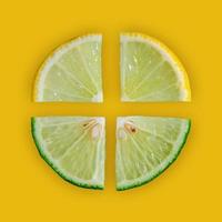 tranche de citron et de citron vert et agrumes frais sur fond jaune.