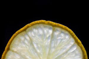 gros plan d'une tranche de citron et de citron vert et d'agrumes frais.
