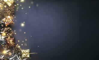 Noël arbre et cadeau boîte des balles. bokeh guirlandes dans le brouiller argent d'or Contexte. bloquer à contenir le objectif de action. développement des idées pour le Nouveau année 2024. Festival de fête heureux. photo