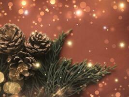 Noël arbre et cadeau boîte des balles. bokeh guirlandes dans le brouiller rouge d'or Contexte. cube bloquer à contenir le objectif de action. développement des idées pour le Nouveau année 2024. Festival de fête heureux. photo