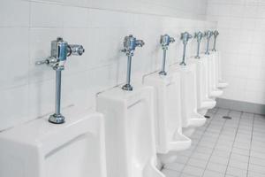 toilettes publiques et salle de bain intérieure avec lavabo et salle de toilette. photo