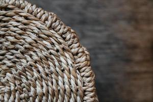 élément d'un panier en osier rond sur un fond en bois photo