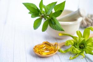 médecine alternative à base de plantes bio capsule vitamine e oméga 3 huile de poisson photo