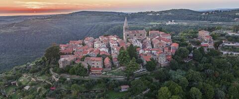 drone panorama plus de le historique artistes' ville de groznjan dans central istrie à le coucher du soleil photo