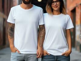 une couple copain et petite amie portant Vide blanc correspondant à t-shirts maquette pour conception modèle, ai généré photo