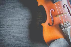 le violon sur table, instrument de musique classique utilisé dans l'orchestre. photo