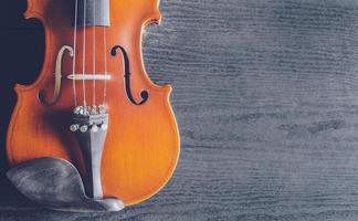 le violon sur table, instrument de musique classique utilisé dans l'orchestre. photo