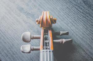 le violon sur table, instrument de musique classique utilisé dans l'orchestre.
