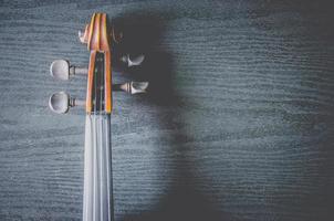 le violon sur table, instrument de musique classique utilisé dans l'orchestre. photo