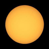 soleil avec taches solaires vu avec télescope photo