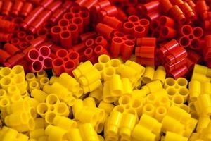 briques en plastique jaune et rouge sur fond photo