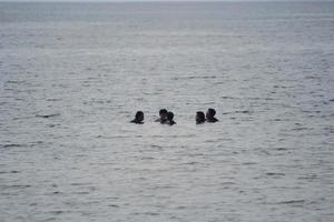 sorong, indonésie 2021- personnes sur la plage photo