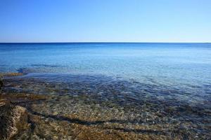 Lagon bleu plage de kedrodasos île de crète kissamos eaux côtières rocheuses photo