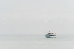 bateau de croisière dans la mer noire photo