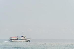 bateau de croisière dans la mer noire photo