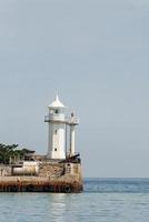 vieux phare sur la côte de la mer photo