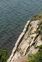 falaise rapide au-dessus de la mer photo