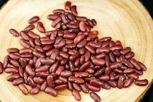 séché rouge un rein des haricots en dehors de le posséder jardin photo