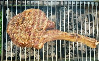 steak de tomahawk aux herbes et épices photo