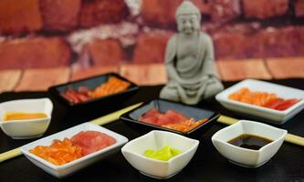 différents types de sushis de fruits de mer d'asie sur une ardoise photo