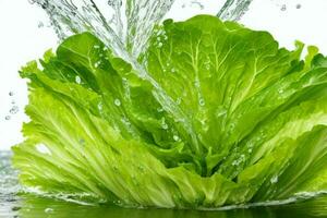 l'eau éclaboussure sur salade. ai génératif pro photo