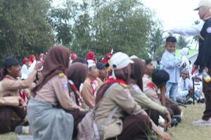 gorontalo, Indonésie - août 17, 2023 - scout membres assisté dans le organisation de le drapeau abaissement la cérémonie pendant le 78ème indépendance journée de Indonésie. anggota pramuka photo