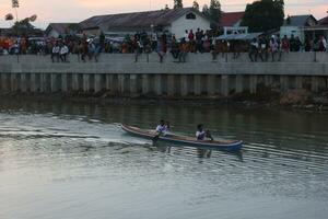 gorontalo, Indonésie - août 19 2023 - vue de lomba balap perahu ou traditionnel bateau course. traditionnel bateau course à célébrer indépendance journée de Indonésie photo