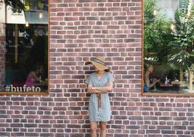 anape, russie 2021- extérieur de café avec femme contre mur de briques rouges dans la vieille ville photo